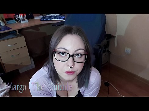 ❤️ Seksi djevojka s naočalama duboko siše dildo na kameri ️ Analni video kod nas ☑